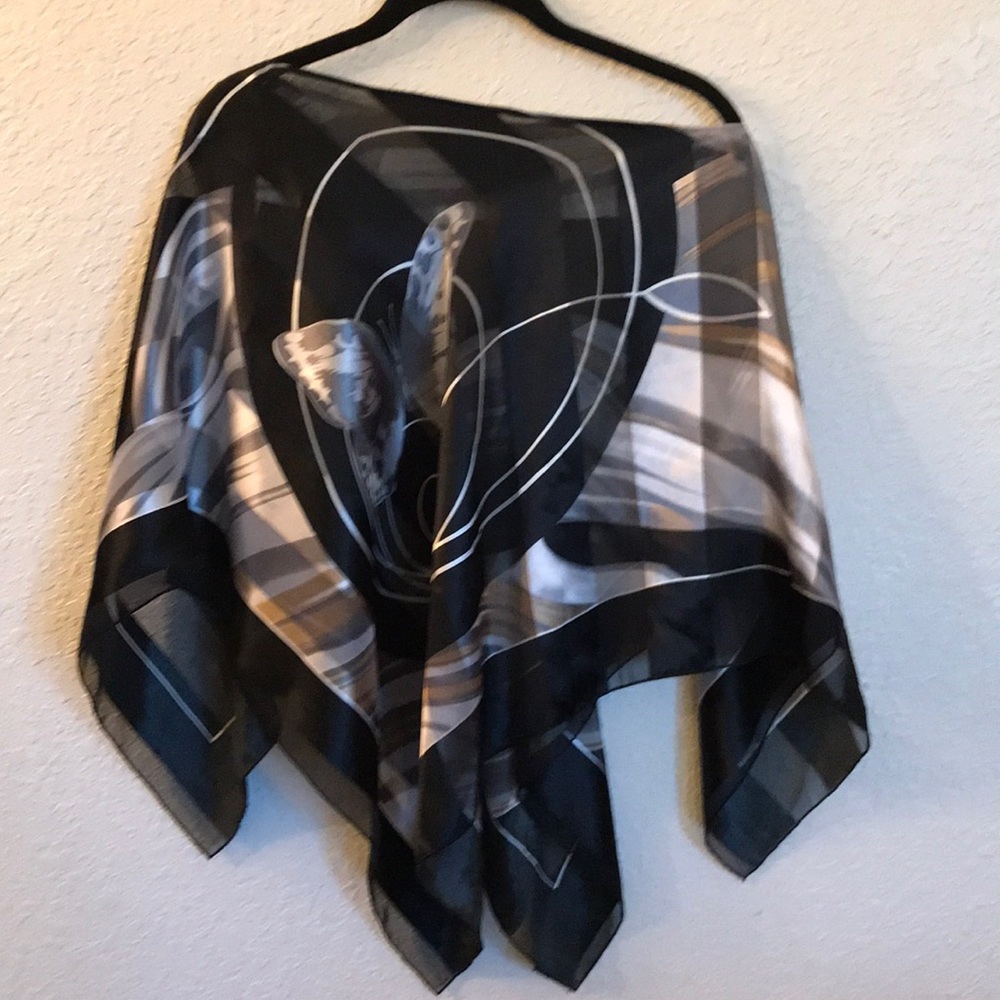 ‼️Final Markdown‼️ Black white and silver poncho